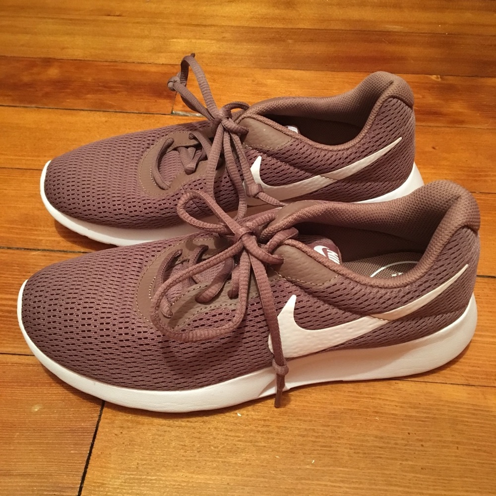 NIKE WOMENS ATHLETIC SHOE